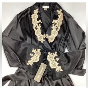 NWT 🆕 Silky Robe, black, w/ white floral patches on front and sleeves, size L/XL